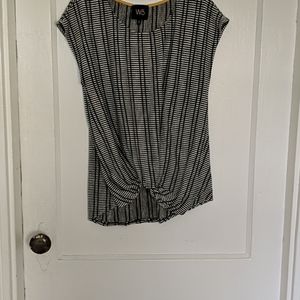 Black white twist front top